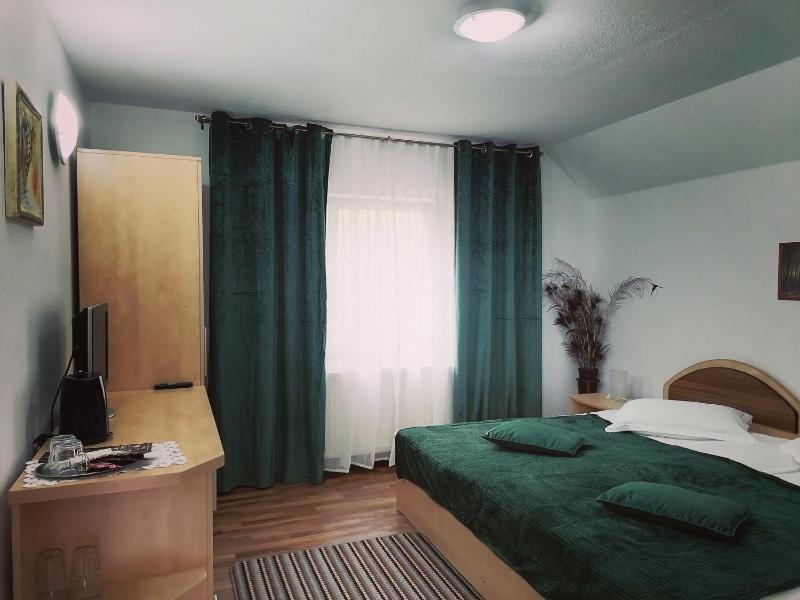 Double or Twin Room image 4