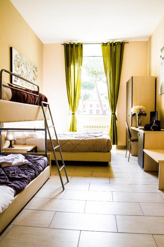 Quadruple Room image 4