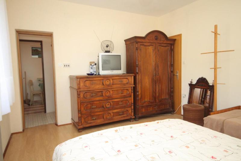 One-Bedroom Apartment with Balcony and Sea View image 4