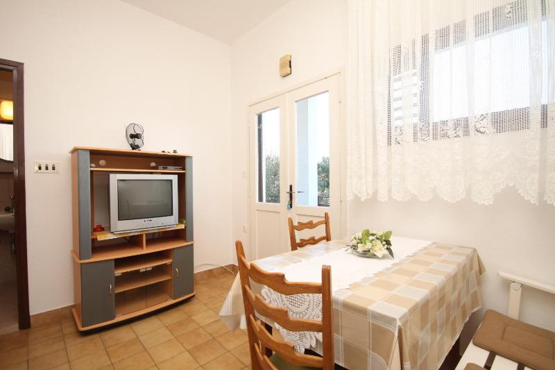 One-Bedroom Apartment with Terrace and Sea View image 4