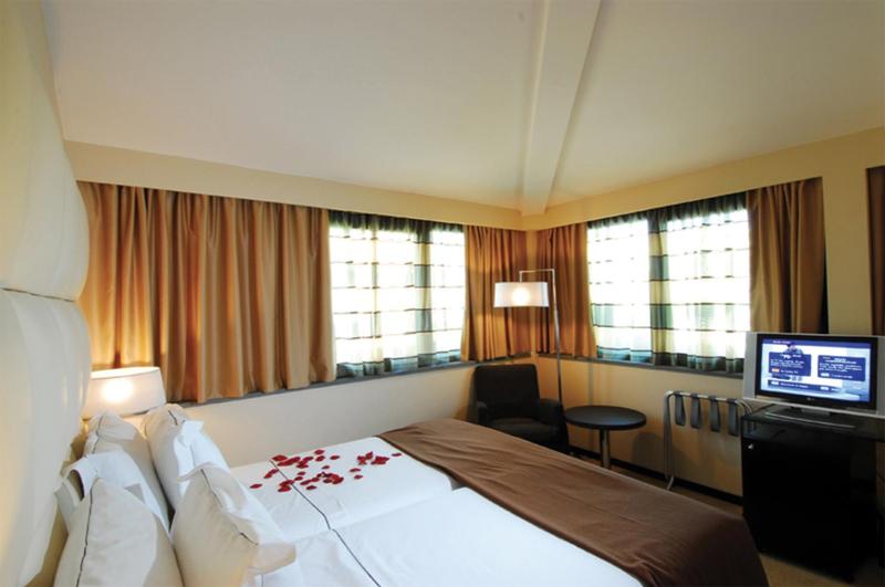 Classic Twin Room image 1