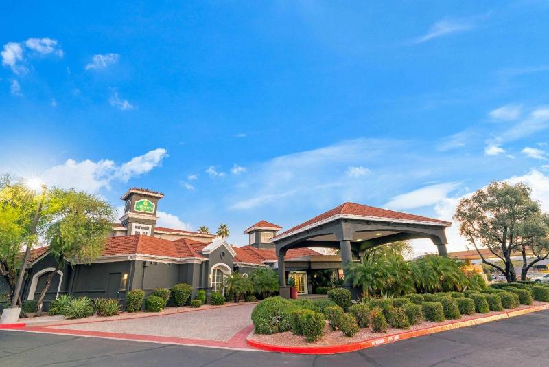 La Quinta Inn & Suites by Wyndham Phoenix Scottsdale - image 37
