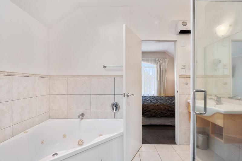Midtown Tui Villa - Taupō Central Holiday Unit - image 13
