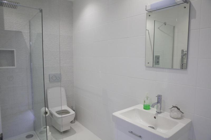 Twin Room with Shower image 3
