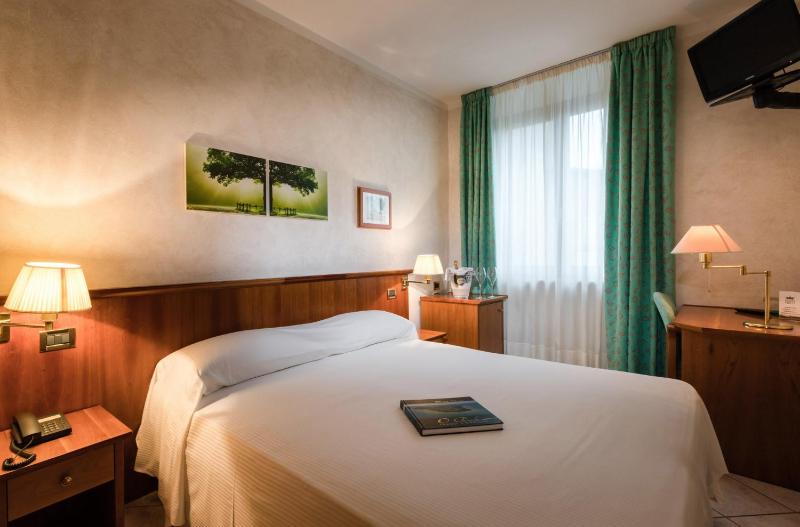 Classic Double Room image 4