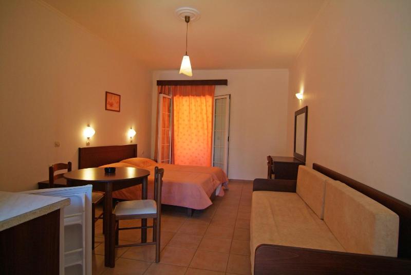 Economy Triple Room image 1