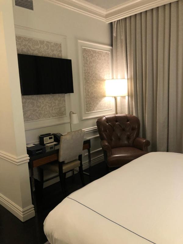 Premier King Room image 4