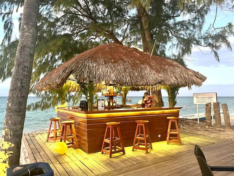 Chic Beachfront Apartment - Private Beach Access - image 17