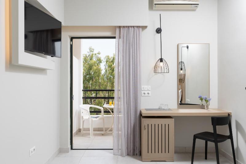 Superior Triple Room with Sea View image 4