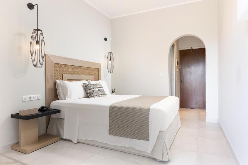 Superior Double or Twin Room with Sea View image 4