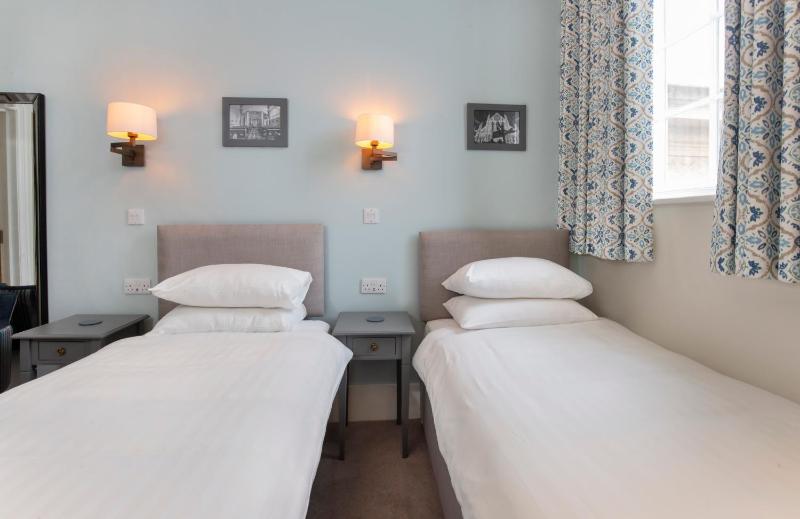 Twin Room image 2