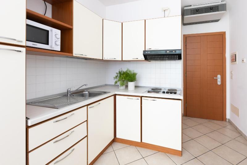 One-Bedroom Apartment with Beach Access image 3