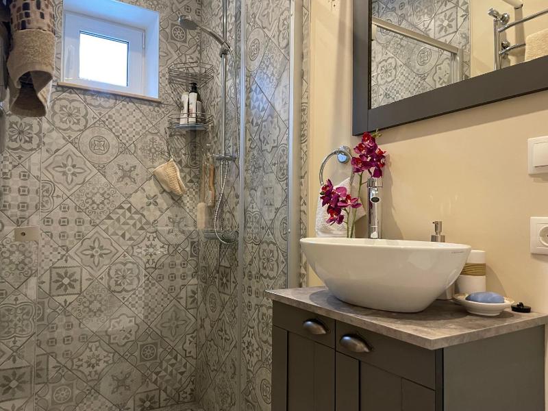 Exquisite & Steps to center 1Br Apt with Free Parking - image 11