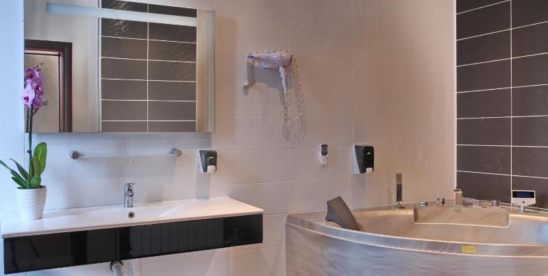 Special Offer - Suite with Jacuzzi image 3