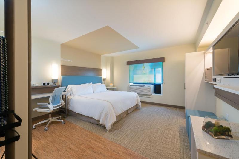 Standard King Room with Roll-In Shower - Mobility Access image 2