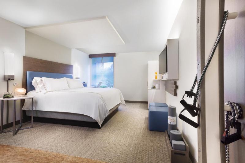 Standard King Room image 3