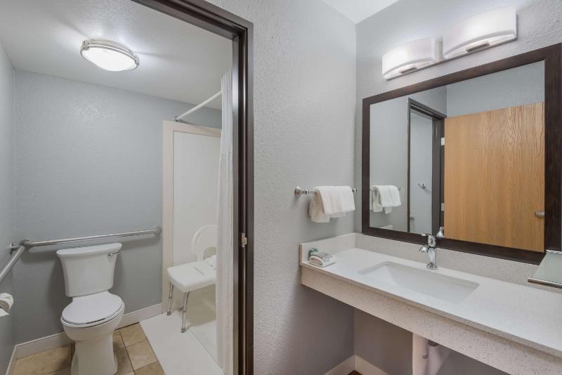 King Room with Roll-In Shower - Disability Access image 2