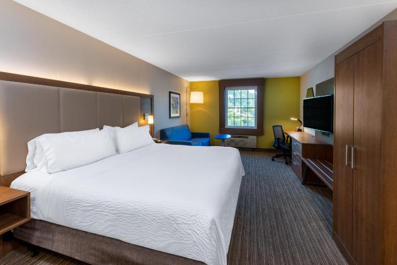 Standard King Room image 2