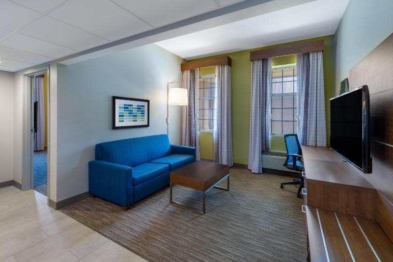 King Suite - Non-Smoking image 3