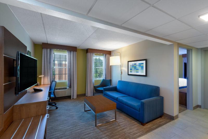 One-Bedroom Queen Suite with Two Queen Beds image 4