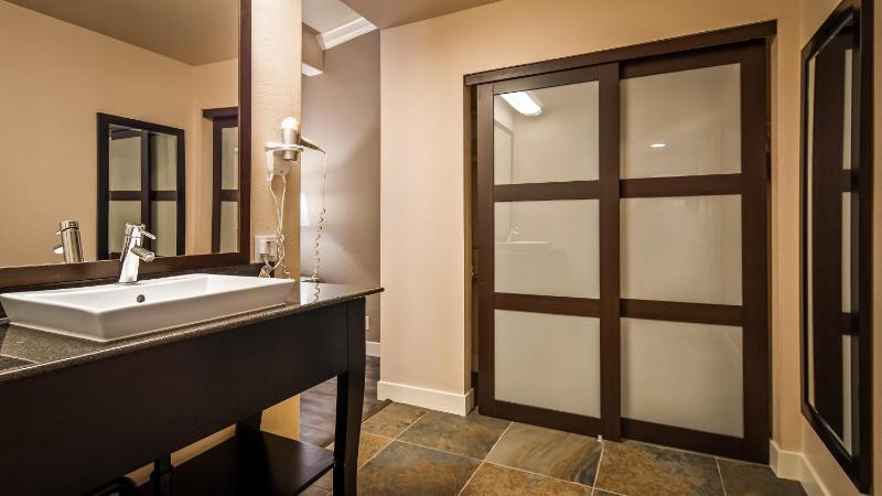 King Room - Non-Smoking image 3