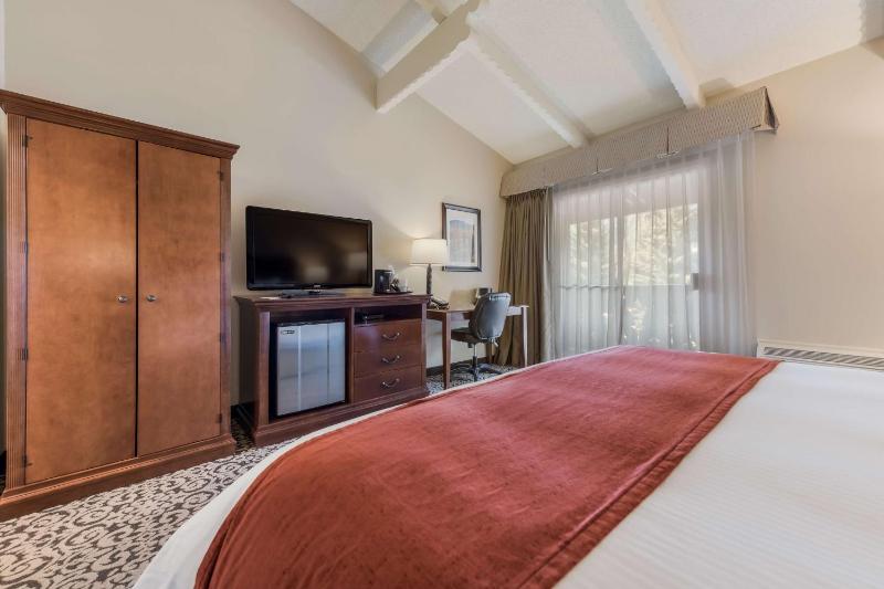 King Room with Mountain View - Non-Smoking image 2
