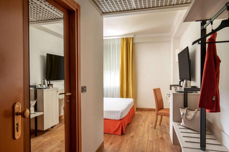 Executive Queen Room with Minibar - Pool View image 1