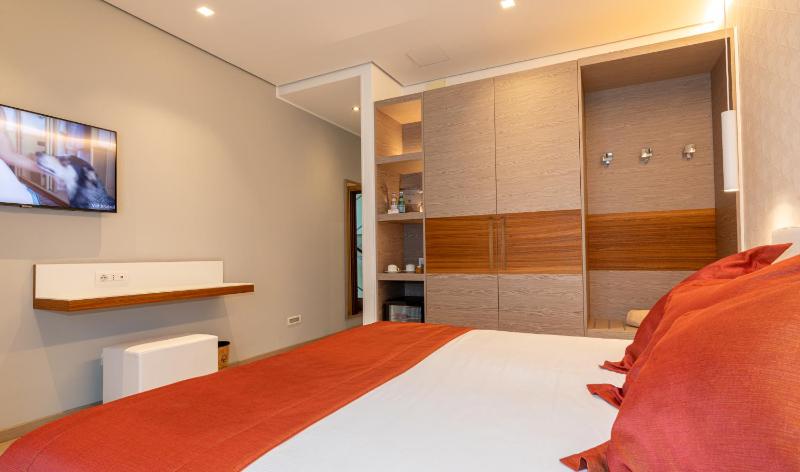 Standard Double or Twin Room image 4