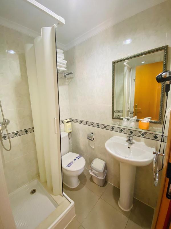 Quadruple Room with Sea View image 4