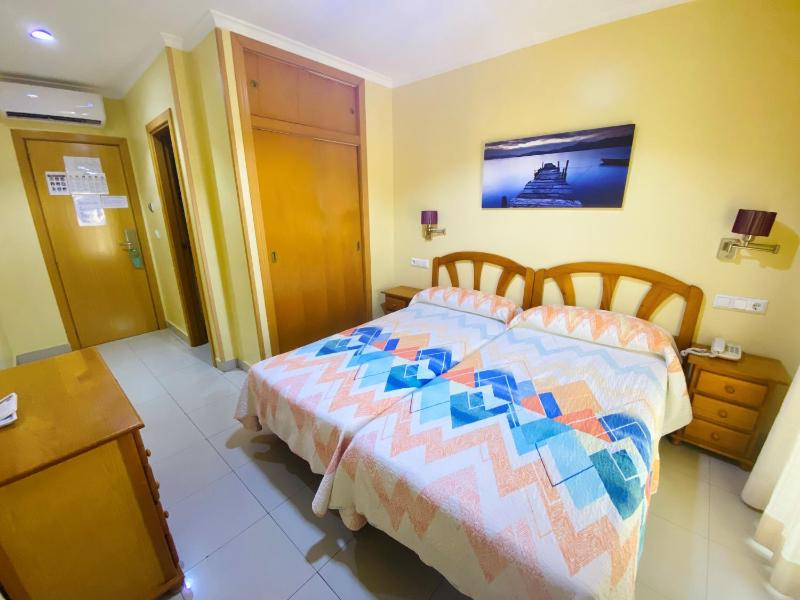 Double or Twin Room with Sea View image 3