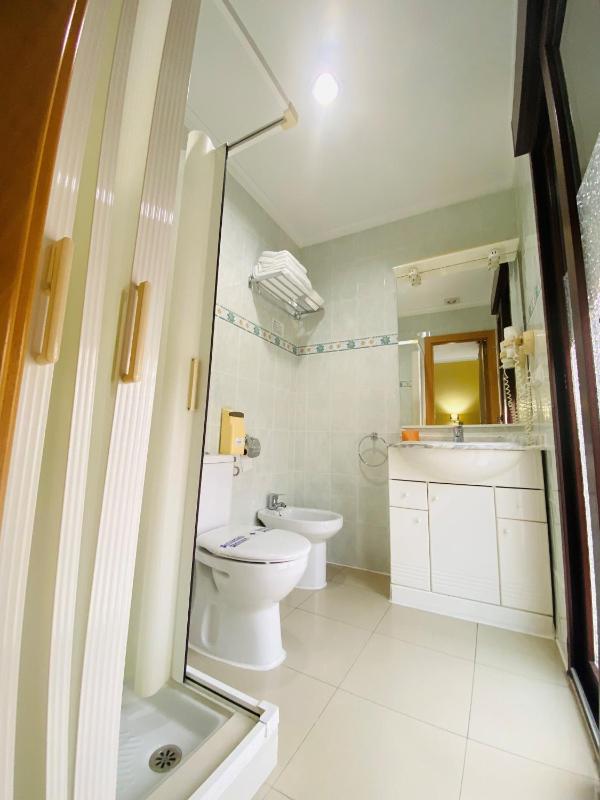 Double or Twin Room image 3