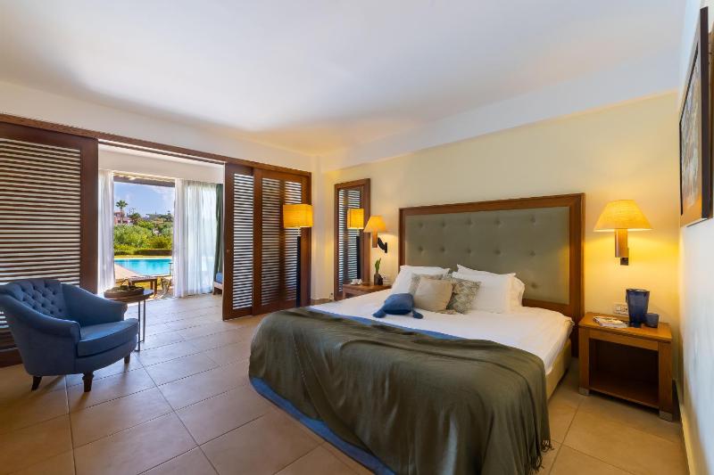 Deluxe Family Room with Shared Pool  image 3