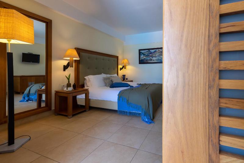 Deluxe Family Room with Shared Pool  image 4