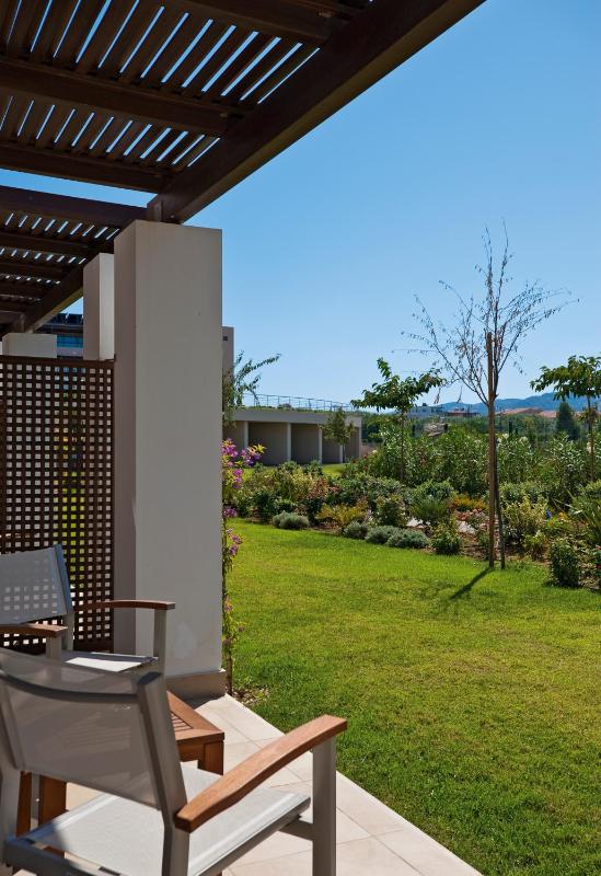 Deluxe Double Room with Garden View image 4