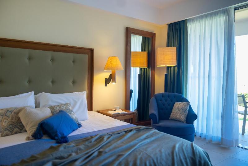 Deluxe Double Room with Sea View image 1