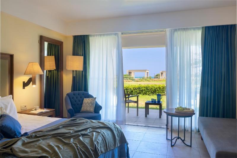 Deluxe Double Room with Sea View image 4