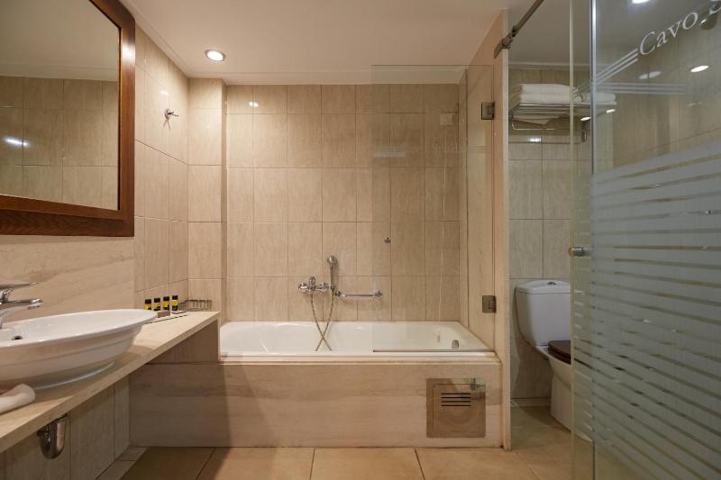 Deluxe Double Room with Sea View image 3