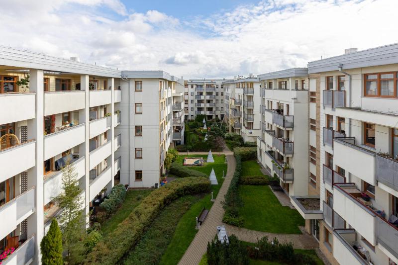 Spacious Apartment Pałac Jana III Wilanów by Noclegi Renters - image 9