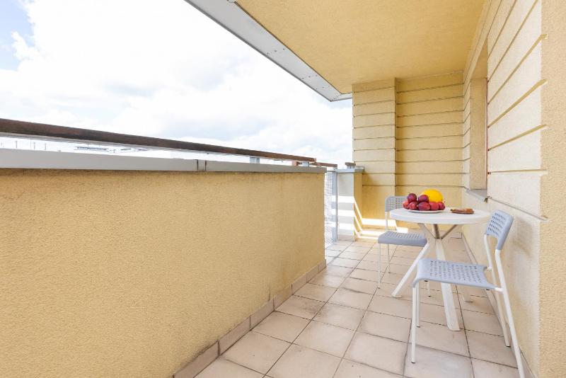Spacious Apartment Pałac Jana III Wilanów by Noclegi Renters - image 14