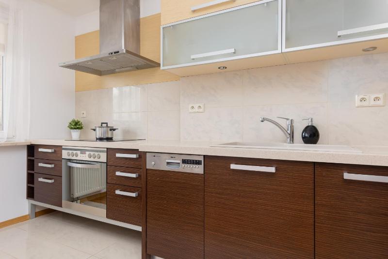Spacious Apartment Pałac Jana III Wilanów by Noclegi Renters - image 3