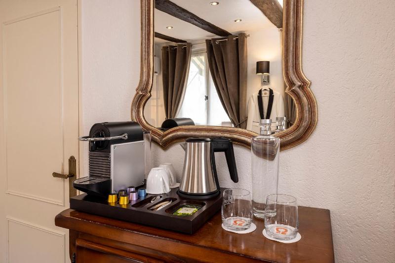 Queen Suite with Spa Bath image 1