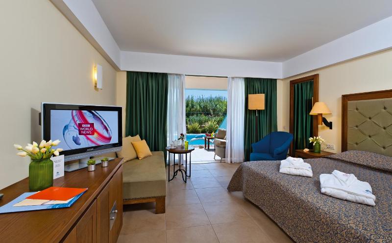 Superior Deluxe Double Room with Shared Pool image 1