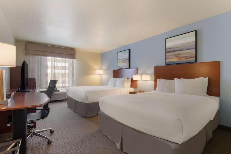 Queen Room with Two Queen Beds image 3