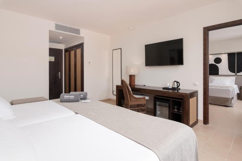 Connecting Room image 1