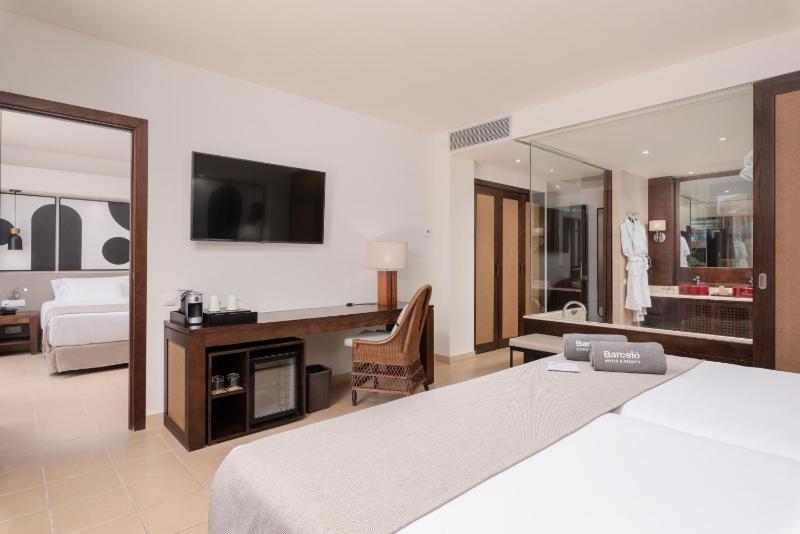 Connecting Room image 3