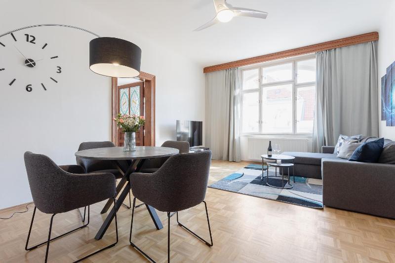 Bright and Spacious Attic Apartment - image 13