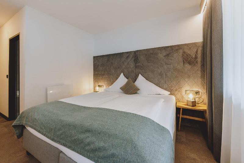 Double Room with Balcony image 2