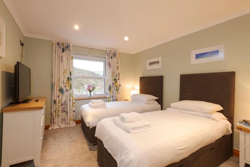 One-Bedroom Apartment (Twin Beds) image 4