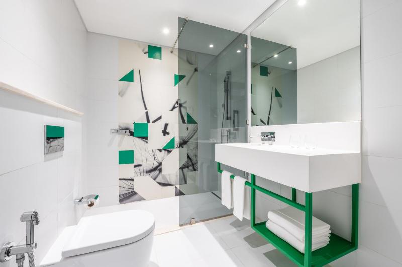 Urban Two Bedroom Apartment - with complimentary Shuttle Service to the Beach and Deira City Center image 2