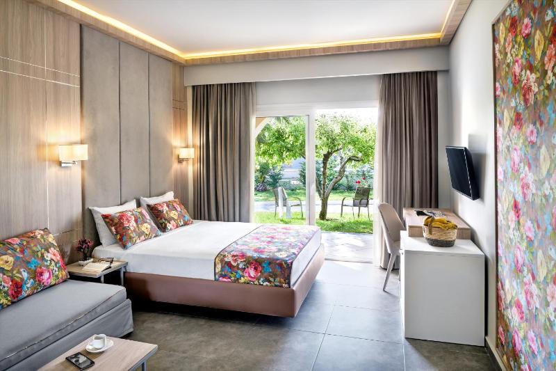 Deluxe Double Room with Garden View image 4